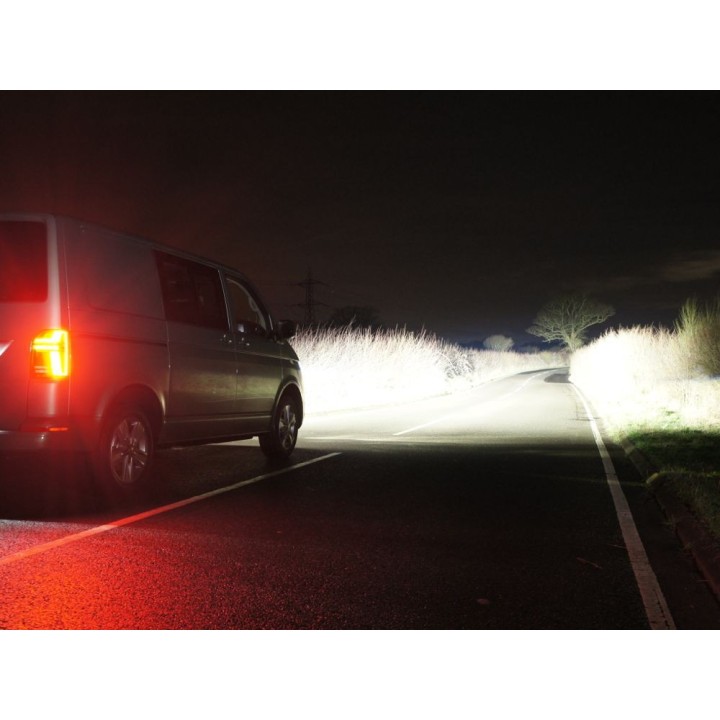 Zestaw dwóch lamp LAZER TRIPLE-R 750 Elite (Gen2) z systemem montażu w fabrycznym grillu - VW T6.1 (2019 -) - ujęcie 3