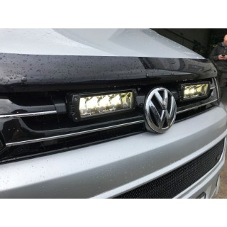 Zestaw dwóch lamp LAZER TRIPLE-R 750 (Gen2) z systemem montażu w fabrycznym grillu - VW T5 (2010 -) - ujęcie 2