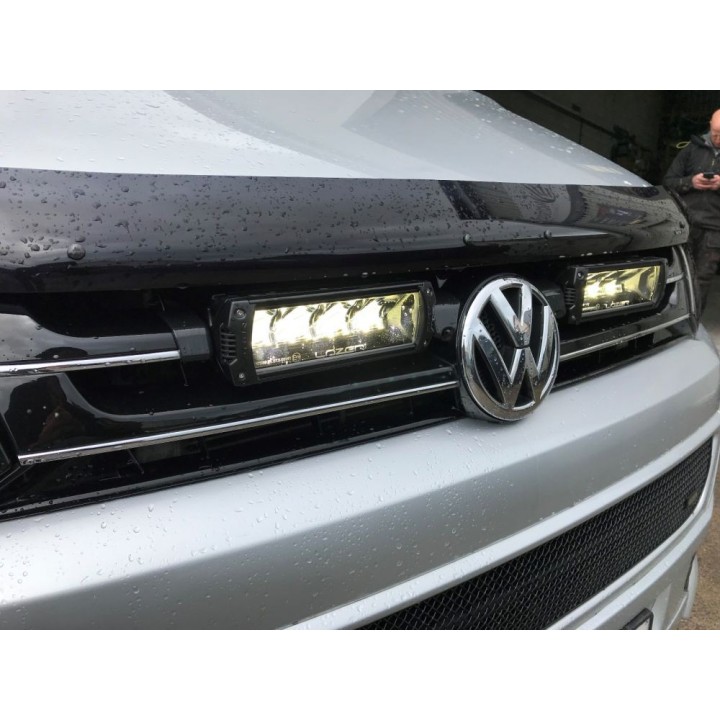 Zestaw dwóch lamp LAZER TRIPLE-R 750 (Gen2) z systemem montażu w fabrycznym grillu - VW T5 (2010 -) - ujęcie 2