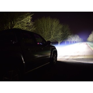Zestaw dwóch lamp LAZER TRIPLE-R 750 Elite (Gen2) z systemem montażu w fabrycznym grillu - VW Amarok (2010 -) - ujęcie 2