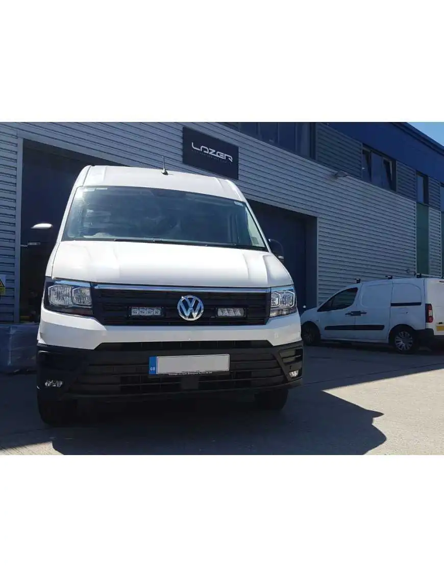 Zestaw dwóch lamp LAZER TRIPLE-R 750 (Gen2) z systemem montażu w fabrycznym grillu - VW Crafter (2017 -) 