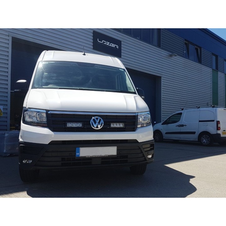 Zestaw dwóch lamp LAZER TRIPLE-R 750 Elite (Gen2) z systemem montażu w fabrycznym grillu - VW Crafter (2017 -) - ujęcie 2