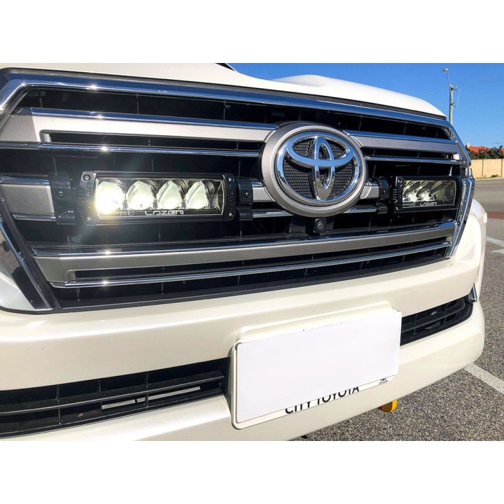 Zestaw dwóch lamp LAZER TRIPLE-R 750 Elite (Gen2) z systemem montażu w fabrycznym grillu - Toyota LC200 Series (2015 -)