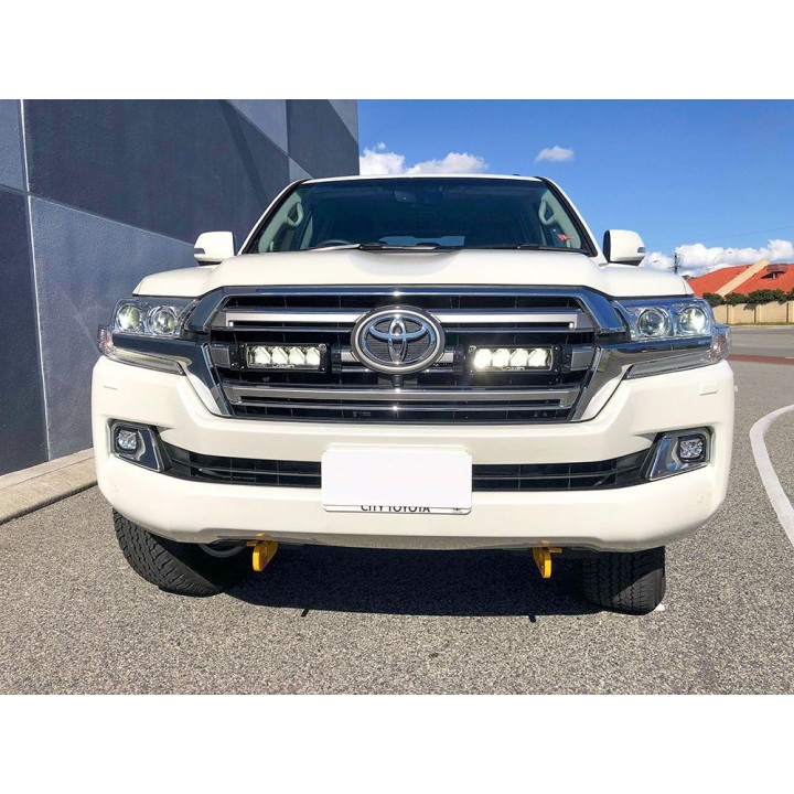 Zestaw dwóch lamp LAZER TRIPLE-R 750 Elite (Gen2) z systemem montażu w fabrycznym grillu - Toyota LC200 Series (2015 - ujęcie 2