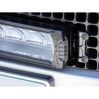 Zestaw dwóch lamp LAZER TRIPLE-R 750 Elite (Gen2) z systemem montażu w fabrycznym grillu - Land Rover Defender (2020 - ujęcie 2