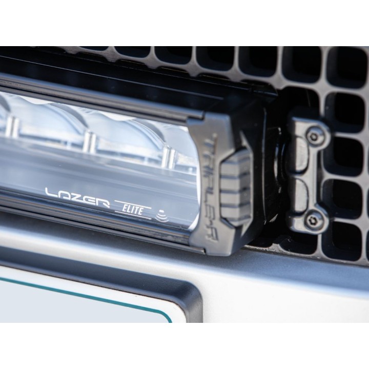 Zestaw dwóch lamp LAZER TRIPLE-R 750 Elite (Gen2) z systemem montażu w fabrycznym grillu - Land Rover Defender (2020 - ujęcie 2