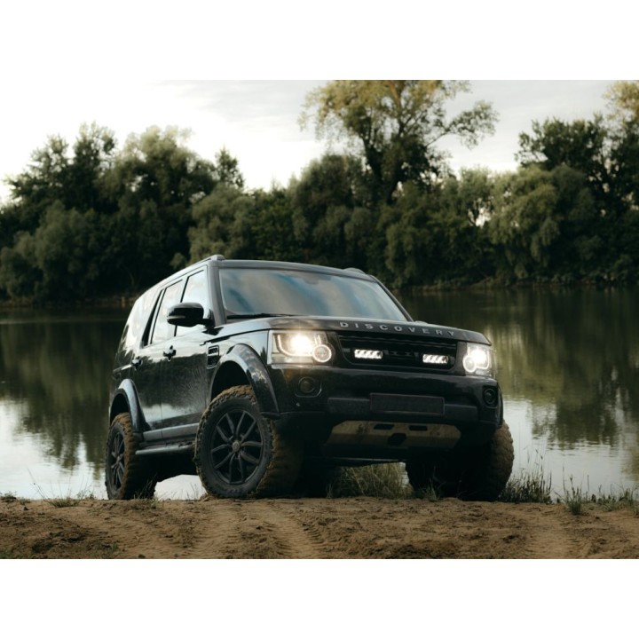 Zestaw dwóch lamp LAZER TRIPLE-R 750 (Gen2) z systemem montażu w fabrycznym grillu - Land Rover Discovery4 (2014 -) - ujęcie 2
