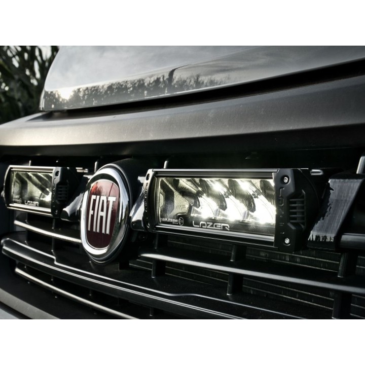 Zestaw dwóch lamp LAZER TRIPLE-R 750 (Gen2) z systemem montażu w fabrycznym grillu - Fiat Ducato (2014 -) - ujęcie 3