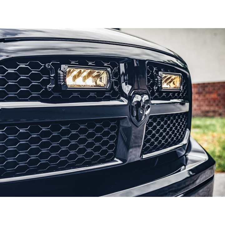 Zestaw dwóch lamp LAZER TRIPLE-R 750 Elite (Gen2) z systemem montażu w fabrycznym grillu - RAM 1500 (2013 - 2018) - ujęcie 2