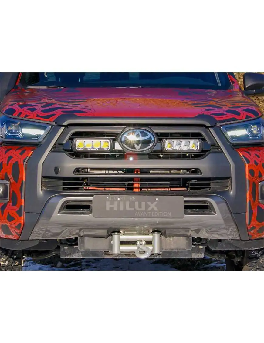 Zestaw dwóch lamp LAZER TRIPLE-R 750 (Gen2) z systemem montażu w fabrycznym grillu - Toyota Hilux Invincible X (2021 -) | Szekla4x4.pl