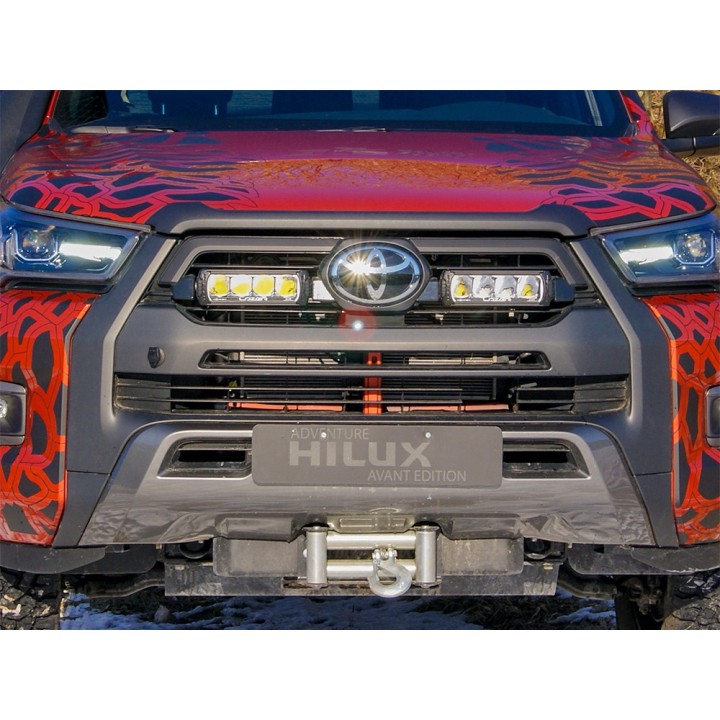 Zestaw dwóch lamp LAZER TRIPLE-R 750 (Gen2) z systemem montażu w fabrycznym grillu - Toyota Hilux Invincible X (2021 - ujęcie 3