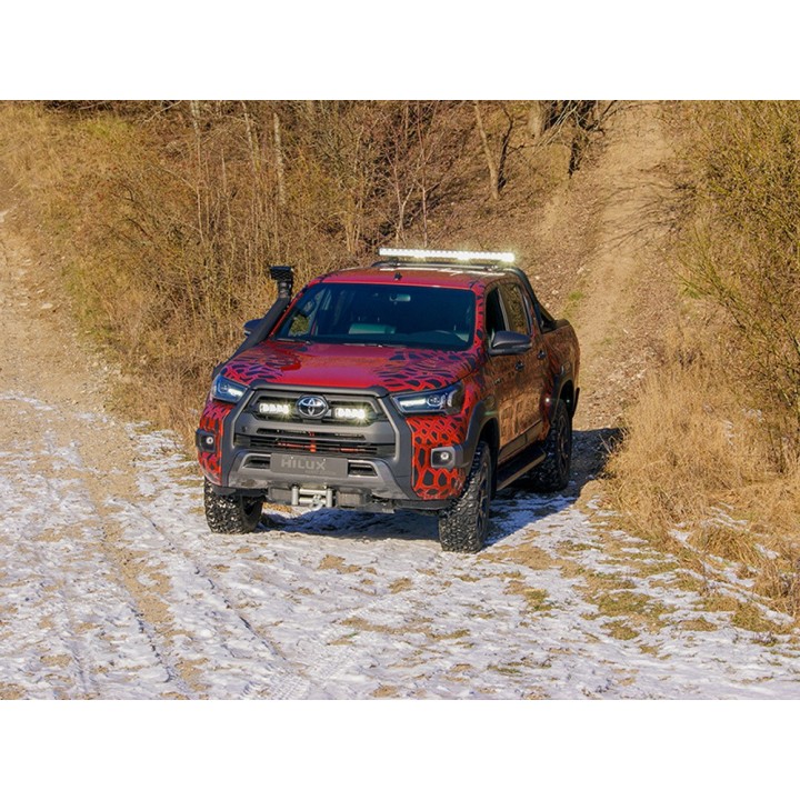 Zestaw dwóch lamp LAZER TRIPLE-R 750 (Gen2) z systemem montażu w fabrycznym grillu - Toyota Hilux Invincible X (2021 - ujęcie 4