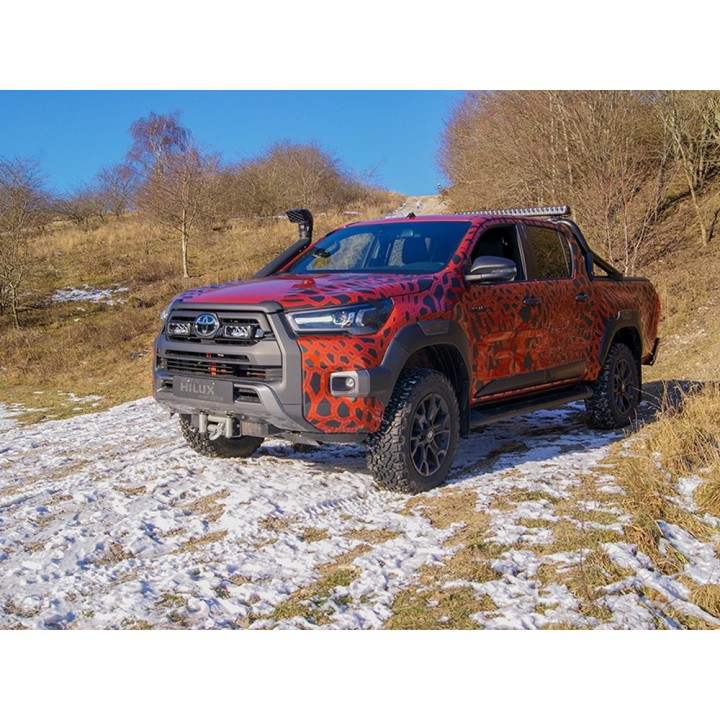 Zestaw dwóch lamp LAZER TRIPLE-R 750 (Gen2) z systemem montażu w fabrycznym grillu - Toyota Hilux Invincible X (2021 - ujęcie 5