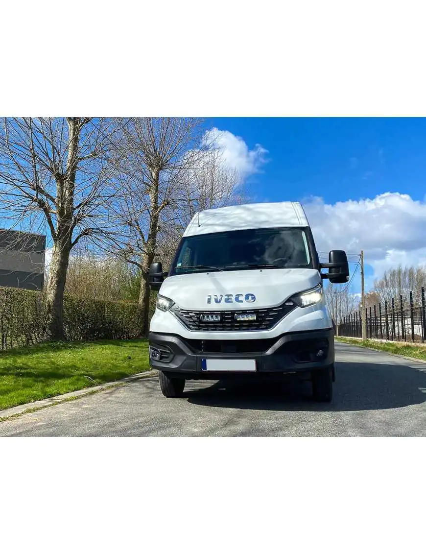 Zestaw dwóch lamp LAZER TRIPLE-R 750 (Gen2) z systemem montażu w fabrycznym grillu - Iveco Daily (2019 -) | Szekla4x4.pl