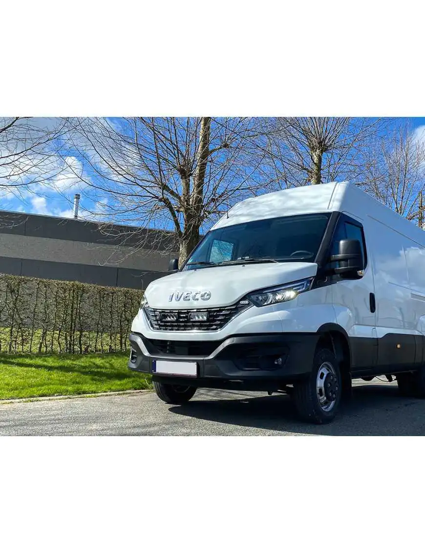 Zestaw dwóch lamp LAZER TRIPLE-R 750 (Gen2) z systemem montażu w fabrycznym grillu - Iveco Daily (2019 -) | Szekla4x4.pl