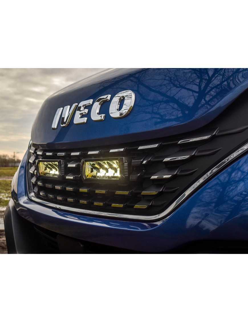 Zestaw dwóch lamp LAZER TRIPLE-R 750 (Gen2) z systemem montażu w fabrycznym grillu - Iveco Daily (2019 -)