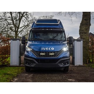 Zestaw dwóch lamp LAZER TRIPLE-R 750 Elite (Gen2) z systemem montażu w fabrycznym grillu - Iveco Daily (2019 -)