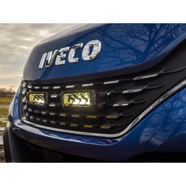 Zestaw dwóch lamp LAZER TRIPLE-R 750 Elite (Gen2) z systemem montażu w fabrycznym grillu - Iveco Daily (2019 -) - ujęcie 4