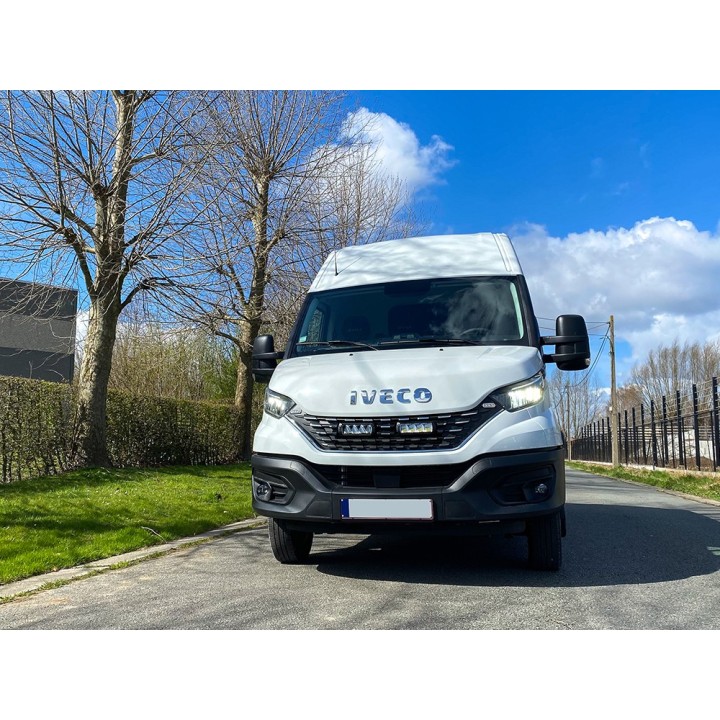 Zestaw dwóch lamp LAZER TRIPLE-R 750 Elite (Gen2) z systemem montażu w fabrycznym grillu - Iveco Daily (2019 -) - ujęcie 5
