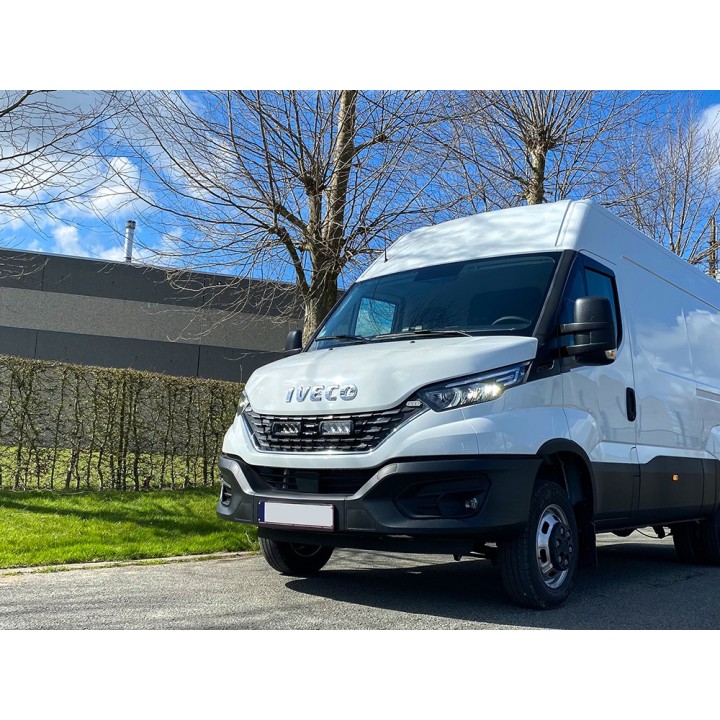 Zestaw dwóch lamp LAZER TRIPLE-R 750 Elite (Gen2) z systemem montażu w fabrycznym grillu - Iveco Daily (2019 -) - ujęcie 6