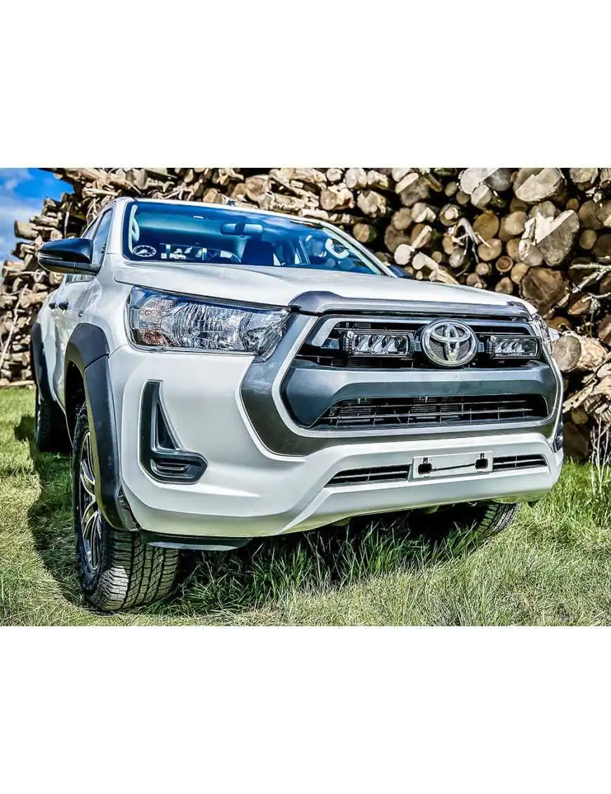 Zestaw dwóch lamp LAZER TRIPLE-R 750 (Gen2) z systemem montażu w fabrycznym grillu - Toyota Hilux (2021 -) | Szekla4x4.pl