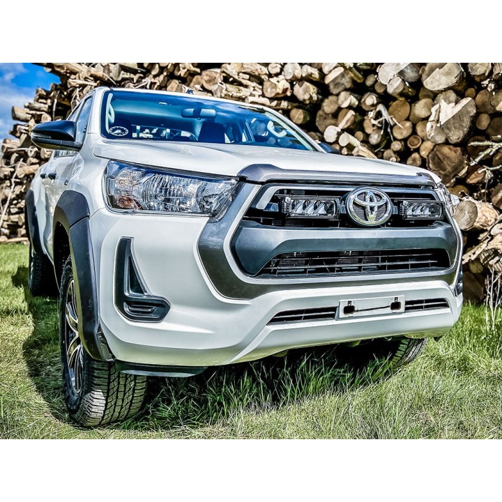 Zestaw dwóch lamp LAZER TRIPLE-R 750 (Gen2) z systemem montażu w fabrycznym grillu - Toyota Hilux (2021 -)