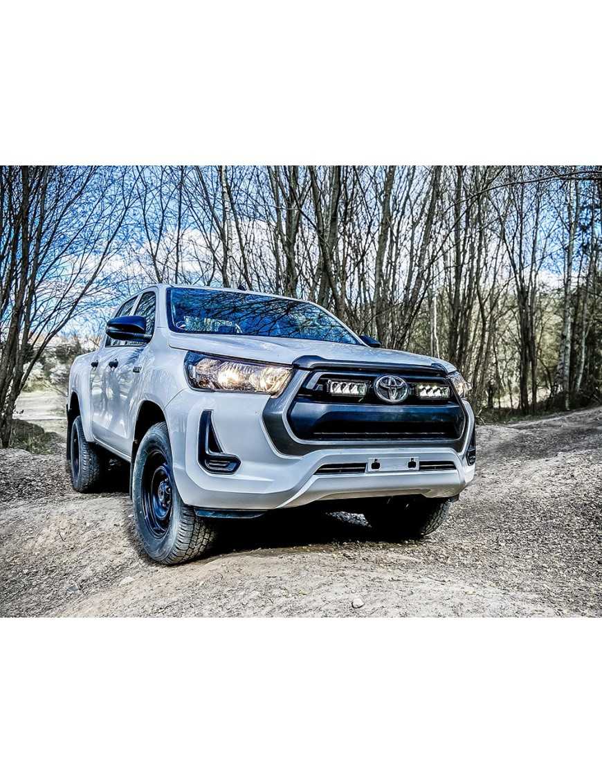 Zestaw dwóch lamp LAZER TRIPLE-R 750 (Gen2) z systemem montażu w fabrycznym grillu - Toyota Hilux (2021 -)