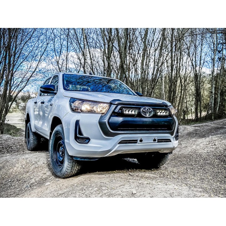 Zestaw dwóch lamp LAZER TRIPLE-R 750 (Gen2) z systemem montażu w fabrycznym grillu - Toyota Hilux (2021 -) - ujęcie 2