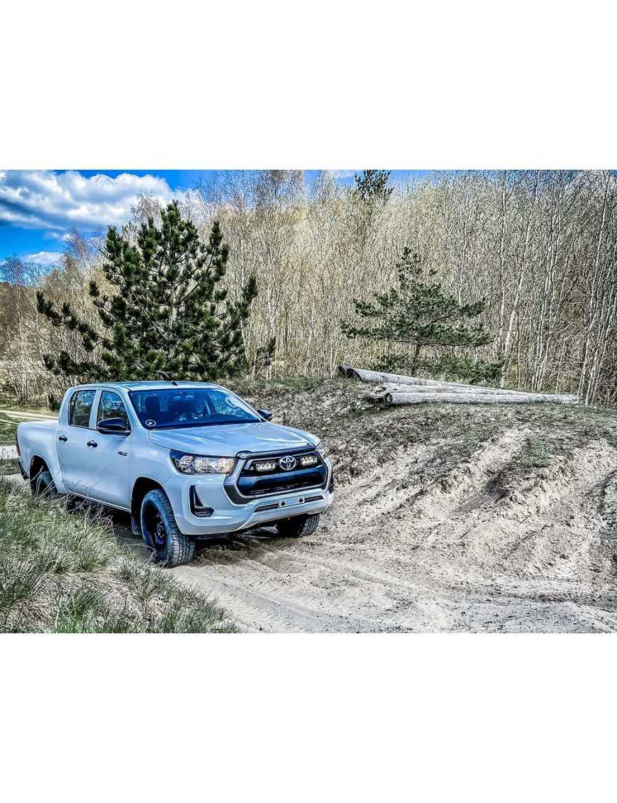 Zestaw dwóch lamp LAZER TRIPLE-R 750 (Gen2) z systemem montażu w fabrycznym grillu - Toyota Hilux (2021 -)