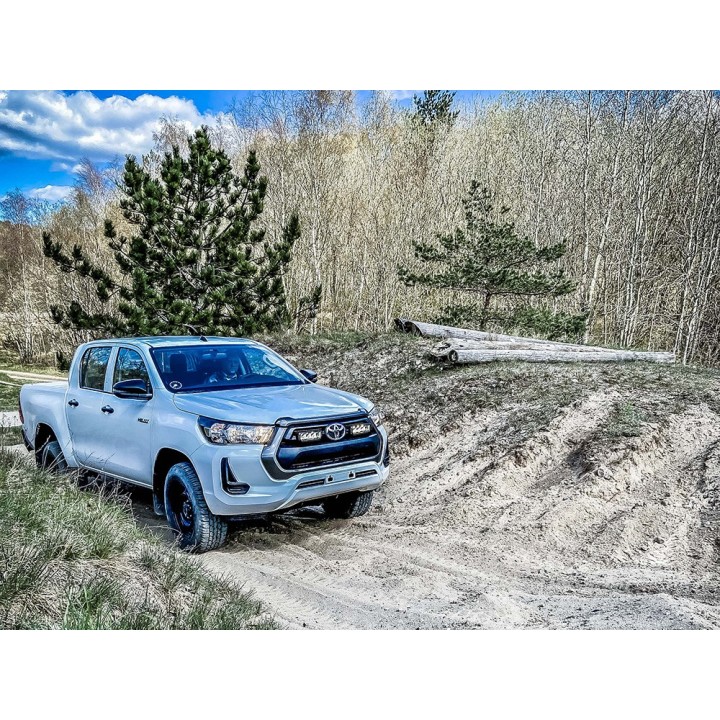 Zestaw dwóch lamp LAZER TRIPLE-R 750 (Gen2) z systemem montażu w fabrycznym grillu - Toyota Hilux (2021 -) - ujęcie 5