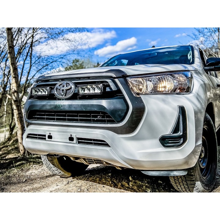 Zestaw dwóch lamp LAZER TRIPLE-R 750 Elite (Gen2) z systemem montażu w fabrycznym grillu - Toyota Hilux (2021 -) - ujęcie 4