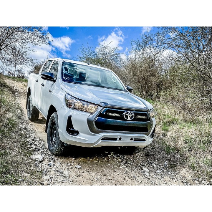Zestaw dwóch lamp LAZER Linear 6 z systemem montażu w fabrycznym grillu - Toyota Hilux (2021 -)