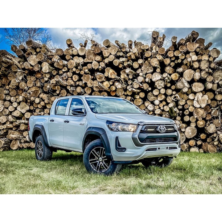 Zestaw dwóch lamp LAZER Linear 6 z systemem montażu w fabrycznym grillu - Toyota Hilux (2021 -) - ujęcie 2