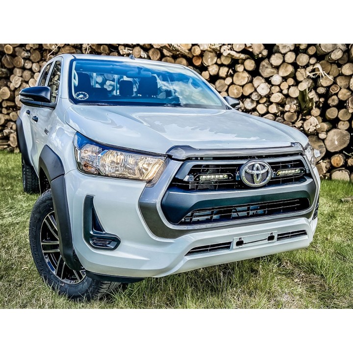 Zestaw dwóch lamp LAZER Linear 6 z systemem montażu w fabrycznym grillu - Toyota Hilux (2021 -) - ujęcie 4