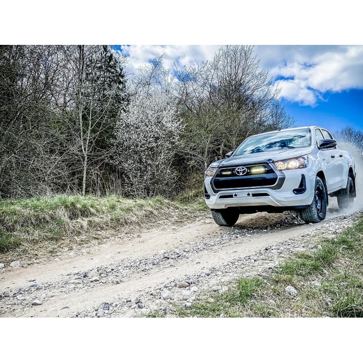Zestaw dwóch lamp LAZER Linear 6 Elite z systemem montażu w fabrycznym grillu - Toyota Hilux (2021 -) - ujęcie 5