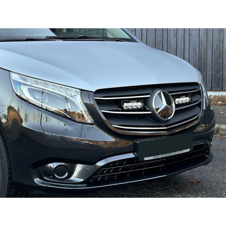 Zestaw dwóch lamp LAZER ST4 EVO z systemem montażu w fabrycznym grillu - Mercedes-Benz Vito (2020 -)