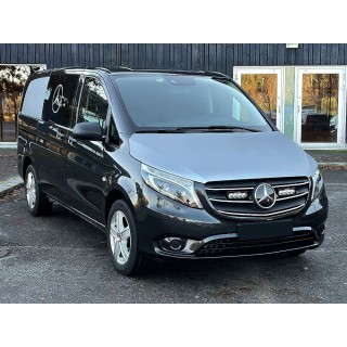 Zestaw dwóch lamp LAZER ST4 EVO z systemem montażu w fabrycznym grillu - Mercedes-Benz Vito (2020 -) - ujęcie 2