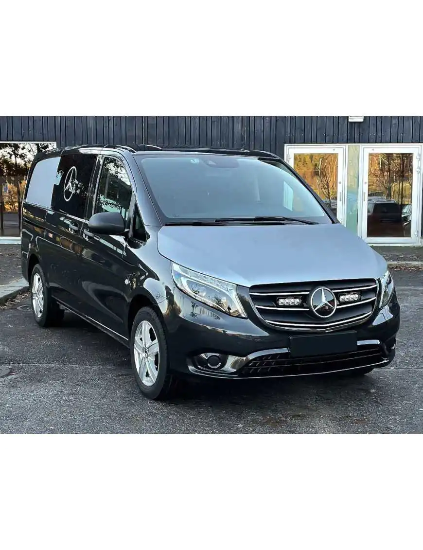 Zestaw dwóch lamp LAZER ST4 EVO z systemem montażu w fabrycznym grillu - Mercedes-Benz Vito (2020 -) | Szekla4x4.pl