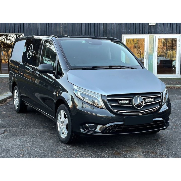 Zestaw dwóch lamp LAZER ST4 EVO z systemem montażu w fabrycznym grillu - Mercedes-Benz Vito (2020 -) - ujęcie 2