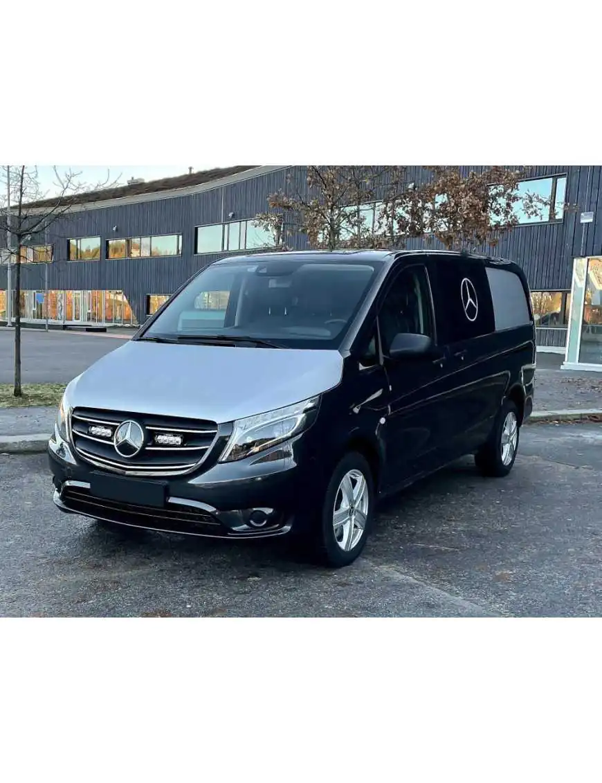 Zestaw dwóch lamp LAZER ST4 EVO z systemem montażu w fabrycznym grillu - Mercedes-Benz Vito (2020 -) | Szekla4x4.pl