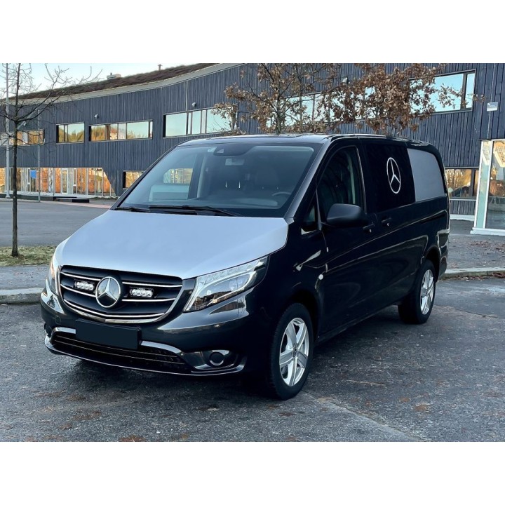 Zestaw dwóch lamp LAZER ST4 EVO z systemem montażu w fabrycznym grillu - Mercedes-Benz Vito (2020 -) - ujęcie 9