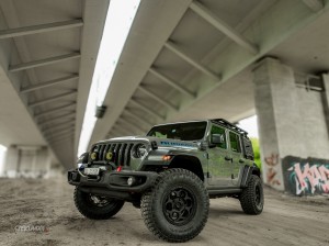 Jeep Wrangler JLU 4XE - czyli jak stworzyć z niego idealnego towarzysza przygód! - Clayton Lift i Amortyzatory FOX