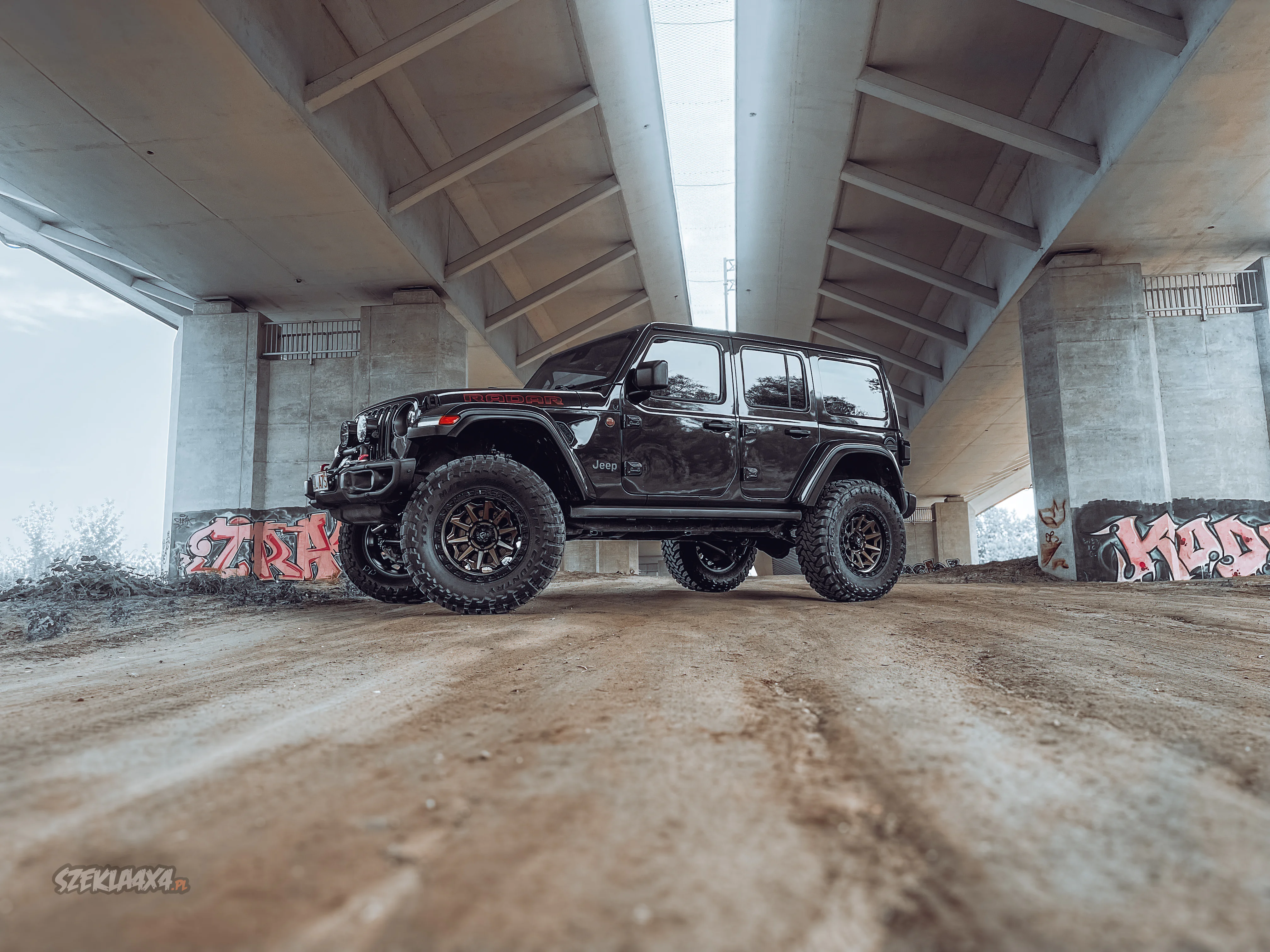 Modyfikacja Jeep Wrangler JL 4D z silnikiem 3,6 lift 3,5 cala Metalcloak Modyfikacja Jeep Wrangler JL 4D z silnikiem 3,6 lift 3,5 cala Metalcloak