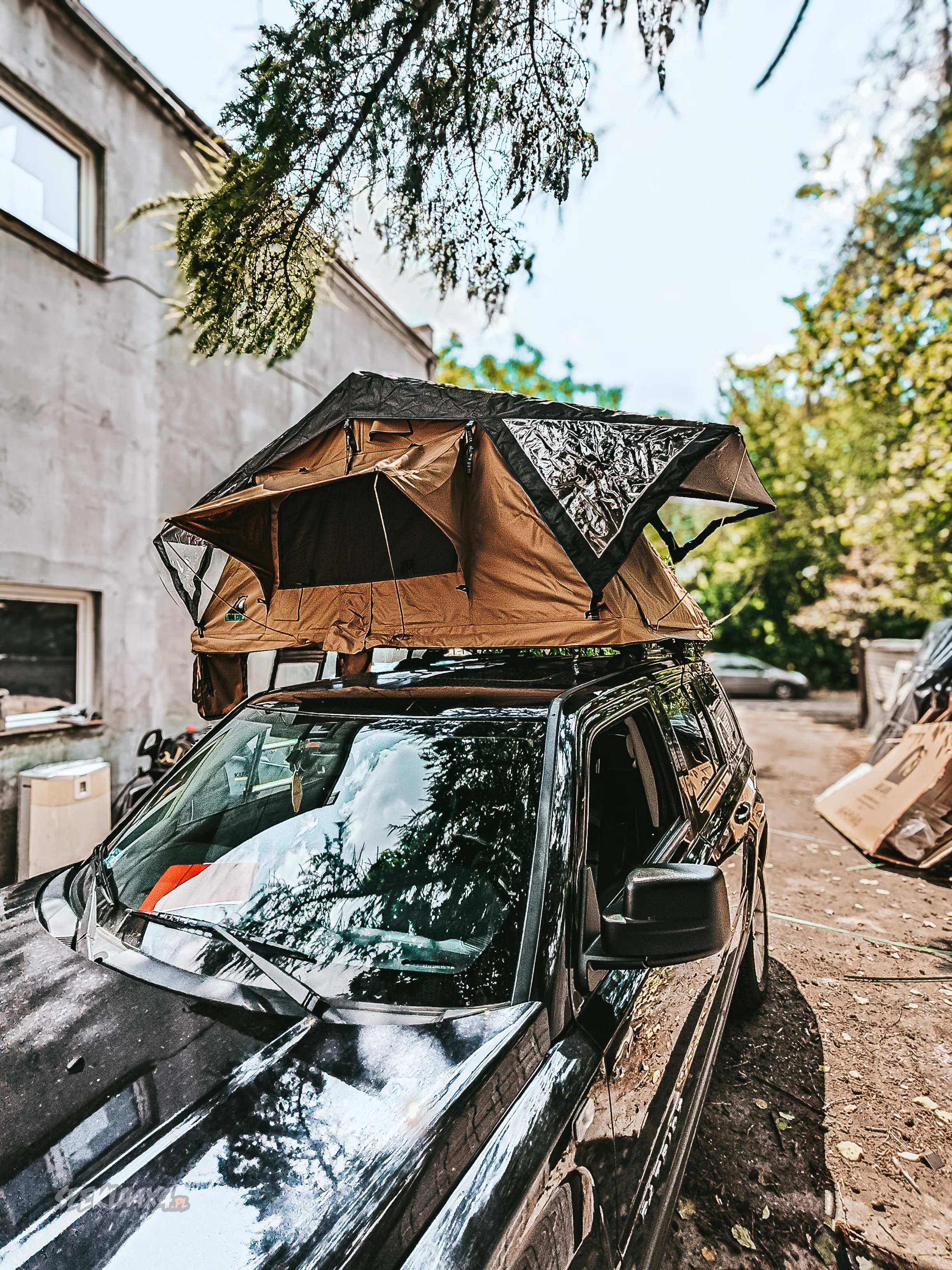 Montaż namiotu dachowego Wildcamp Ohio 160 na Jeepie Patriot – praktyczny poradnik Montaż namiotu dachowego Wildcamp Ohio 160 na Jeepie Patriot – praktyczny poradnik