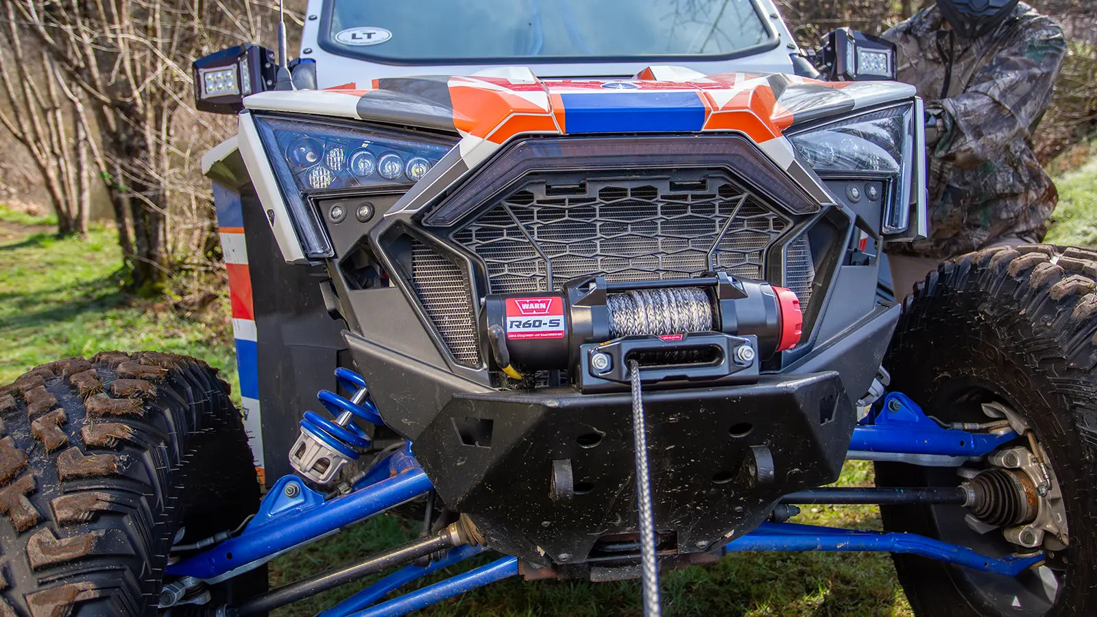 Wyciągarka WARN R60-S zamontowana z przodu pojazdu UTV