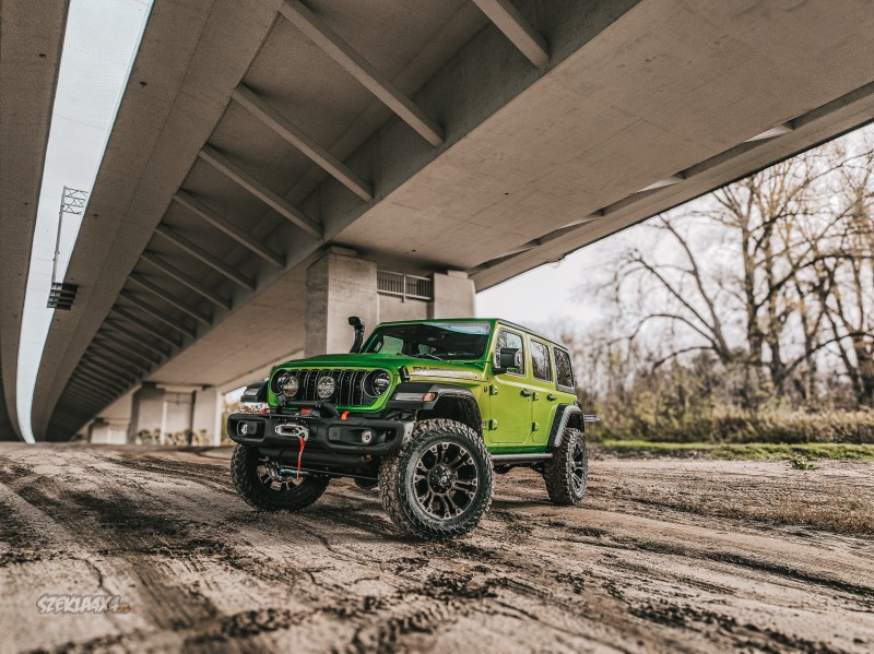 Kompleksowa modyfikacja Jeep Wrangler JL – zawieszenie MetalCloak, amortyzatory Öhlins i akcesoria off-road