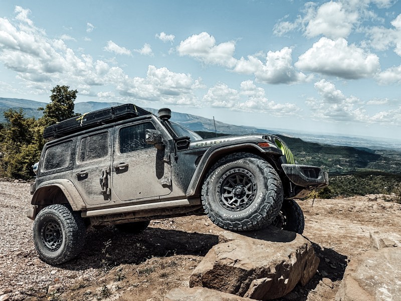 Jeep Wrangler JL po lifcie MetalCloak 2.5" – dlaczego odpowiedni montaż i geometria są równie ważne jak samo zawieszenie?