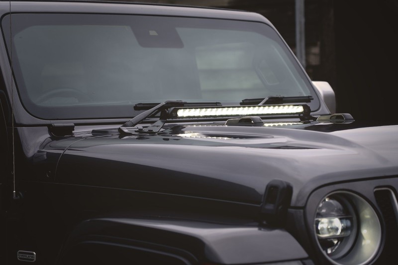 Listwa LED LAZER Linear na uchwytach w zawiasach maski Jeep Wrangler JL