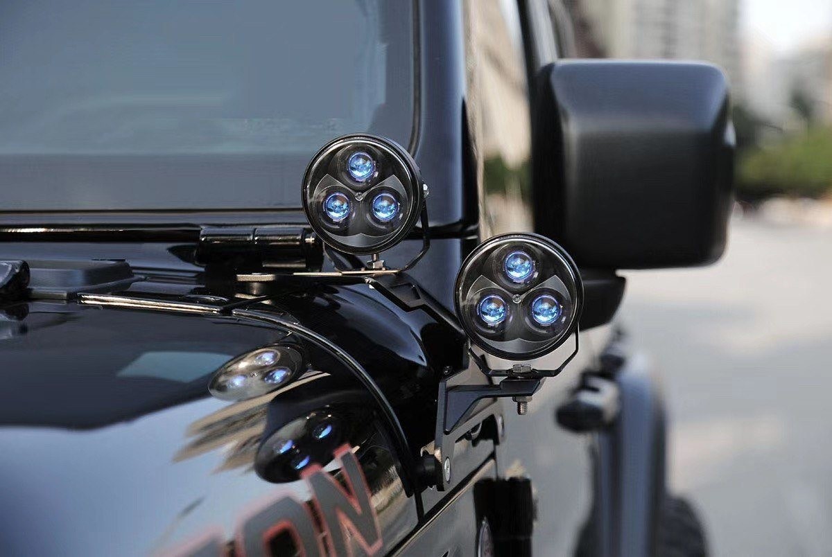 Dwie lampy robocze LED na uchwycie przy słupku A Jeep Wrangler JL