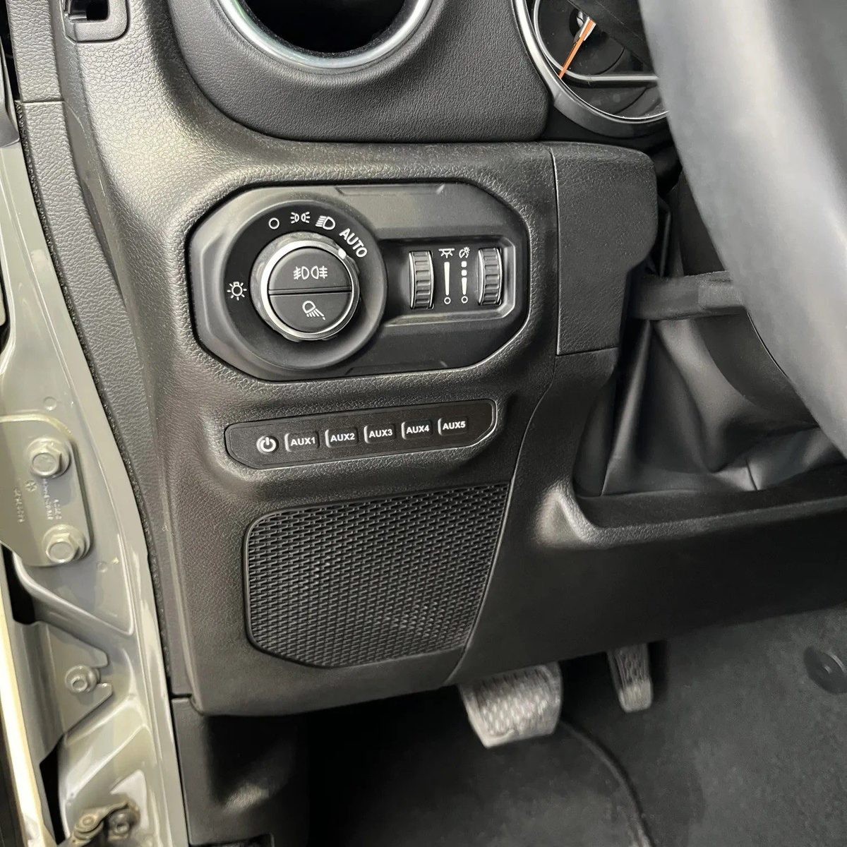 Panel przełączników VoSwitch JL500 w dolnej części deski Jeep Wrangler JL